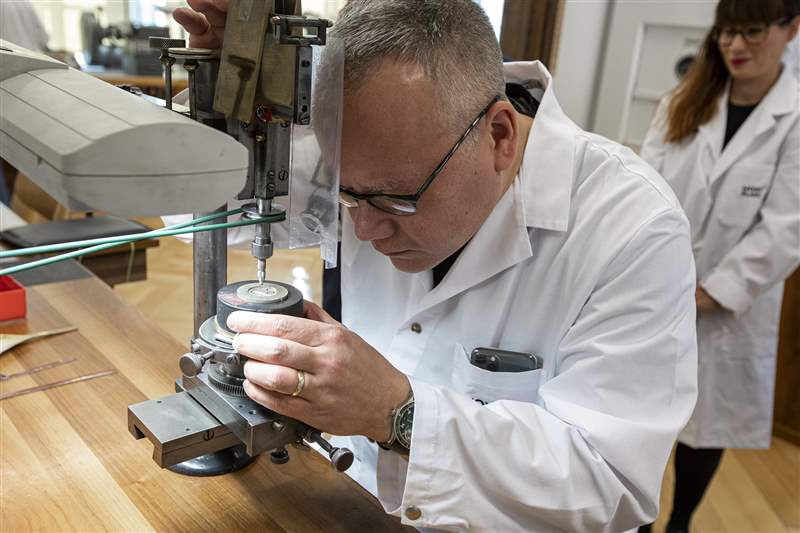HODINKEE 主編 Jack Forster，在萬寶龍密涅瓦 (Montblanc Minerva) 做珍珠裝飾