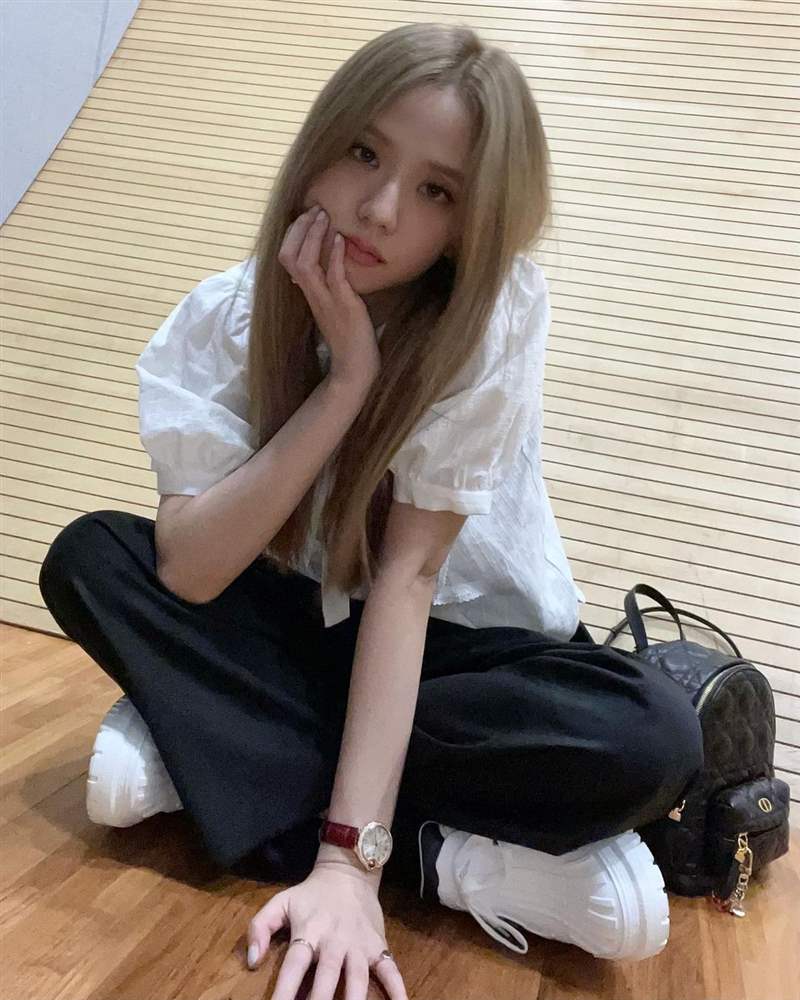 blackpink jisoo私服珠寶手表造型特搜！ cartier 藍氣球