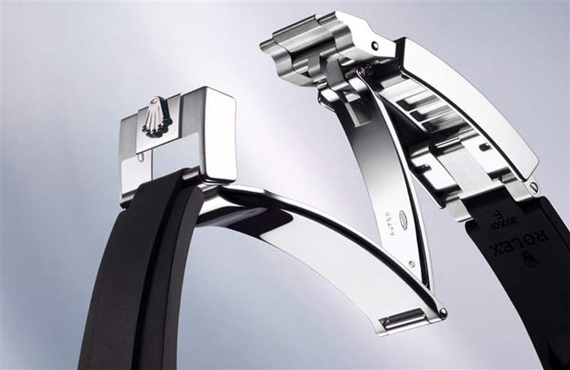 Oysterflex橡膠錶帶搭配勞力士設計並獲得專利的白金摺疊蠔式保險扣，能有效防止帶扣意外開啟，且搭配Glidelock延展裝置，最多能延展15mm。（Rolex）