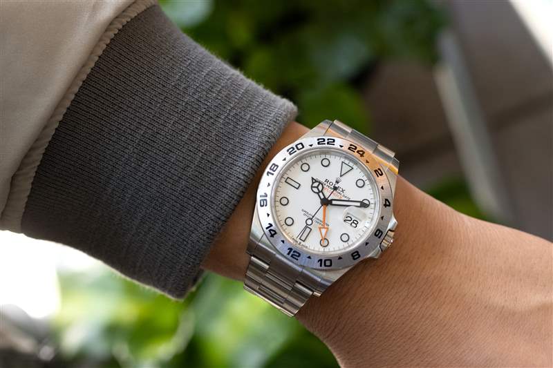 某人手腕上的現代 226570 Explorer II。